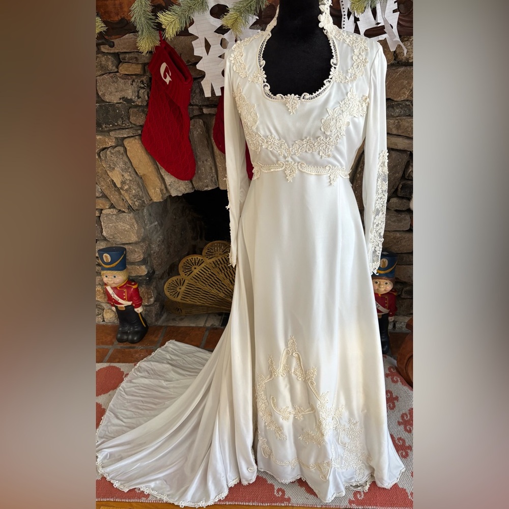 Vintage ecru and satin Ivory/ White Lace Trimmed Wedding Dress Boho 70’s